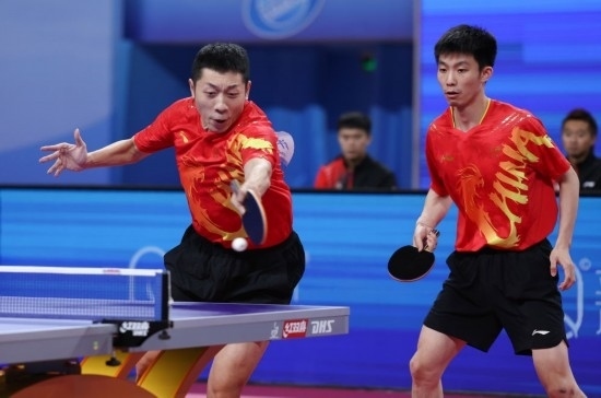 10月18日，上海隊(duì)組合許昕（左）/周愷在雙打比賽中。他們3:0戰(zhàn)勝福建隊(duì)組合曾蓓勛/陳俊菘。新華社記者 王楷焱 攝