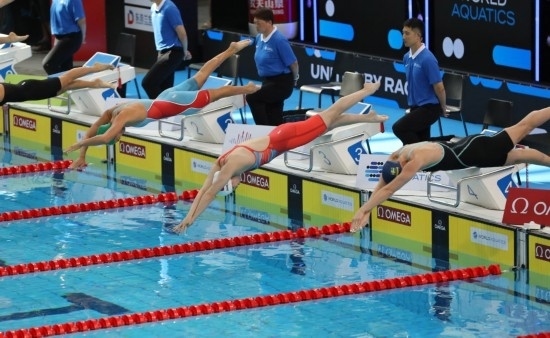 10月18日，中國選手張雨霏（右二）在女子50米自由泳預(yù)賽中出發(fā)。新華社記者 方喆 攝