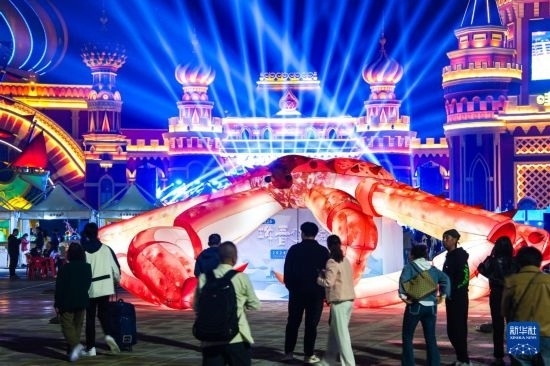 9月19日，游客在吉林省琿春市的2024琿春帝王蟹美食嘉年華現(xiàn)場游玩。新華社記者 許暢 攝