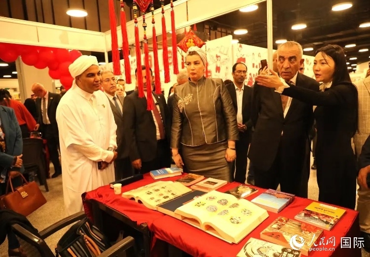 第二十三屆約旦安曼國際書展于10月10日至19日在約旦展覽中心舉行，約旦政府和民間各界人士在中國展臺翻閱圖書，熱烈交流互動，感受中華文化之美。人民網(wǎng)記者 李瀟攝