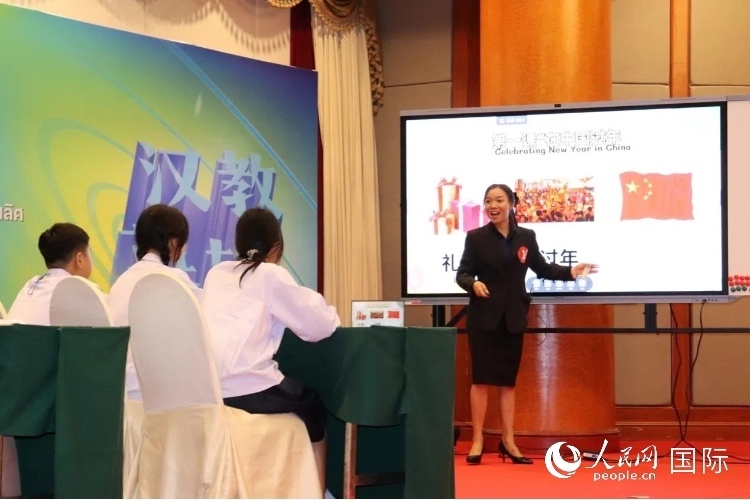 泰國本土中文教師參賽者現(xiàn)場授課。人民網(wǎng)實習(xí)生 姚欣可攝