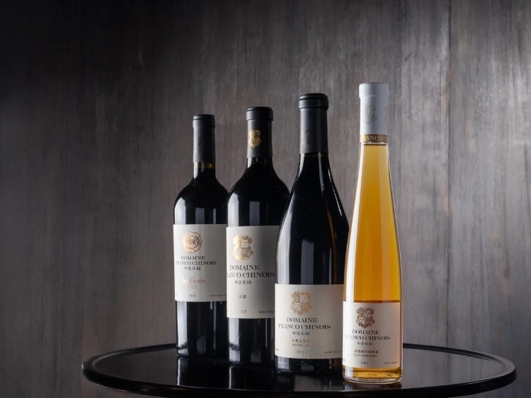 活動現(xiàn)場推介了懷來中法莊園珍藏馬瑟蘭干紅、小芒森甜白等優(yōu)質(zhì)葡萄酒。主辦方供圖