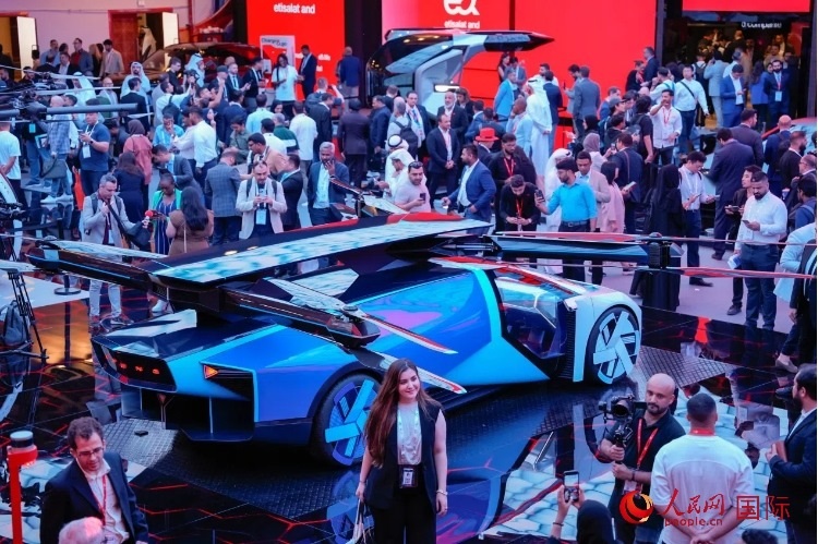 小鵬匯天陸空一體式飛行汽車備受關(guān)注。人民網(wǎng) 塔里克·易卜拉欣攝