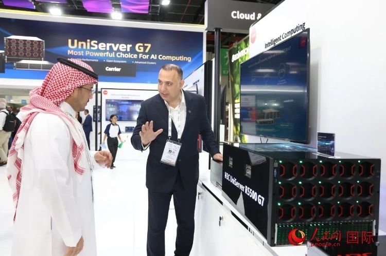 觀眾了解新華三集團(tuán)展示的最新服務(wù)器產(chǎn)品。人民網(wǎng)記者 任皓宇攝