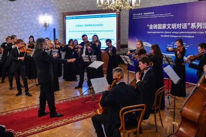 2024年9月24日，在俄羅斯喀山，俄羅斯喀山室內樂團演奏傳統(tǒng)曲目?！敖鸫u國家文明對話”系列活動24日在俄羅斯喀山舉行，來自中國、俄羅斯、巴西、印度、南非、伊朗等金磚國家的相關機構、各領域專家學者及青年代表等300多人參加。新華社記者 曹陽 攝
