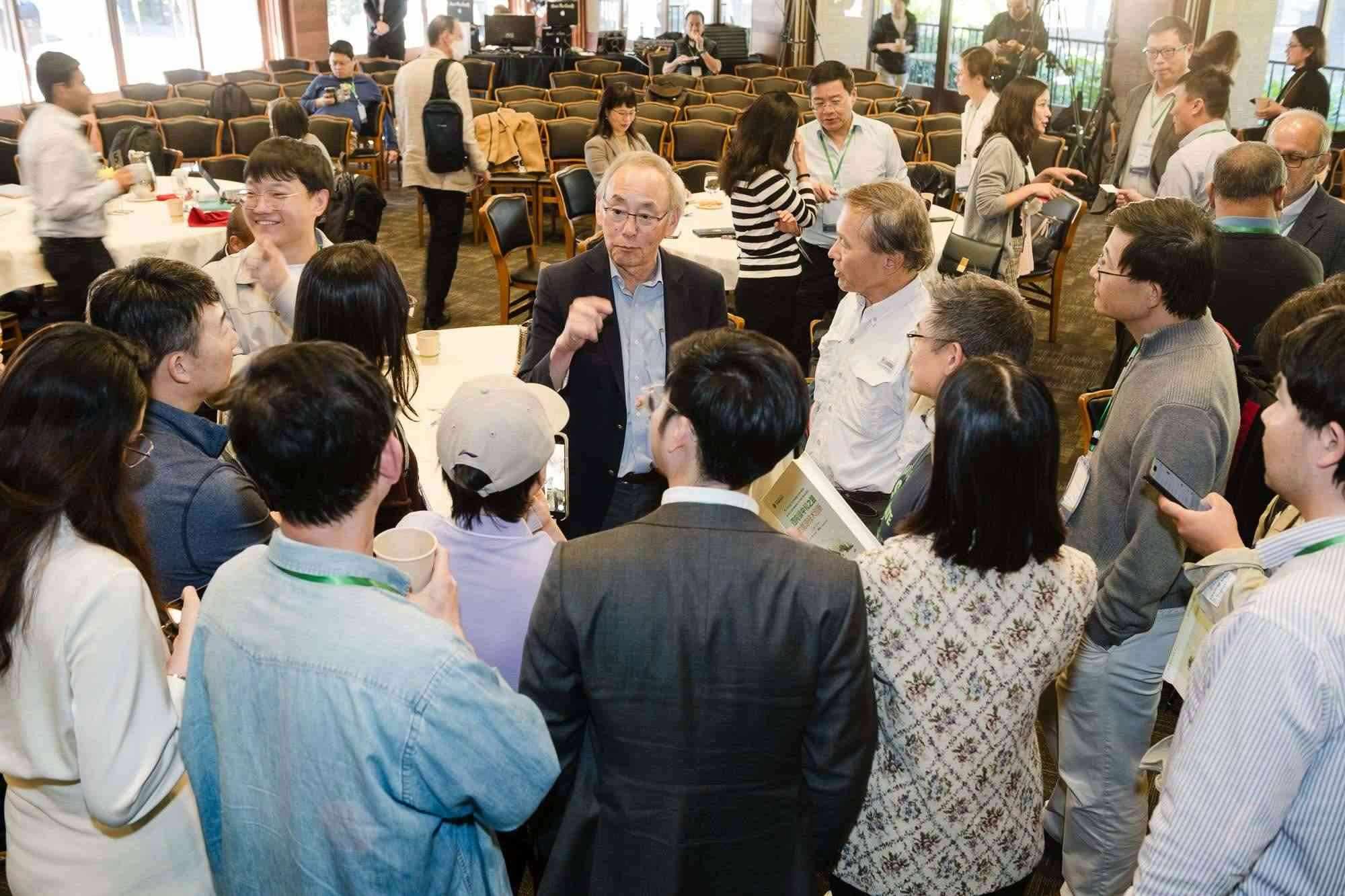 美國(guó)前能源部長(zhǎng)、諾獎(jiǎng)得主朱棣文教授在會(huì)場(chǎng)與參會(huì)者交流。馮超攝