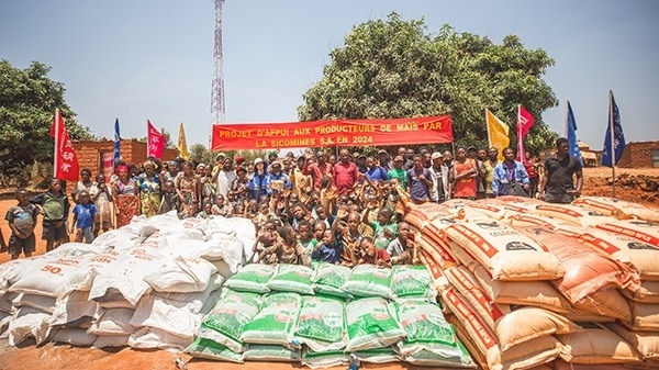 華剛礦業(yè)向當(dāng)?shù)鼐栀?zèng)種子化肥儀式現(xiàn)場(chǎng)。中鐵資源供圖