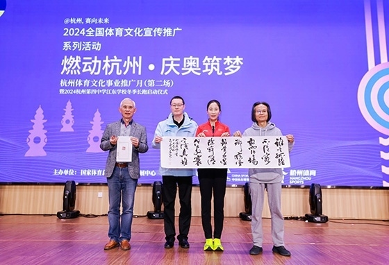 王麗萍與藝術(shù)家們共同創(chuàng)作主題作品。主辦方供圖