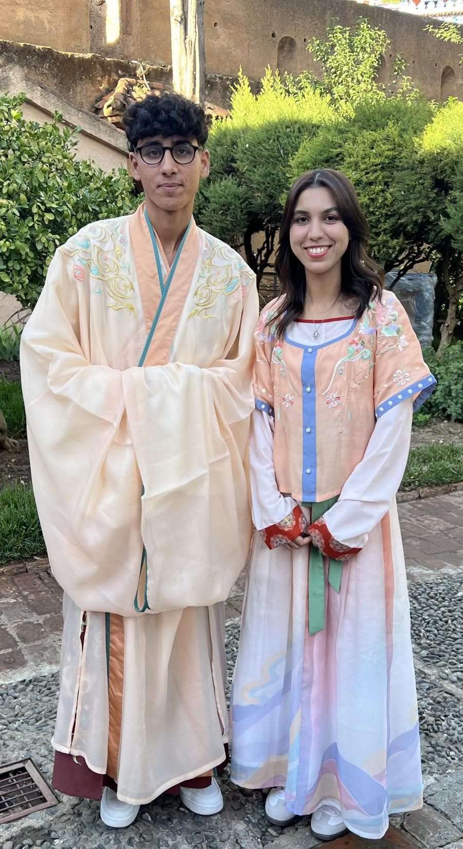 兩位青年試穿中國古代服裝。拉巴特中國文化中心供圖