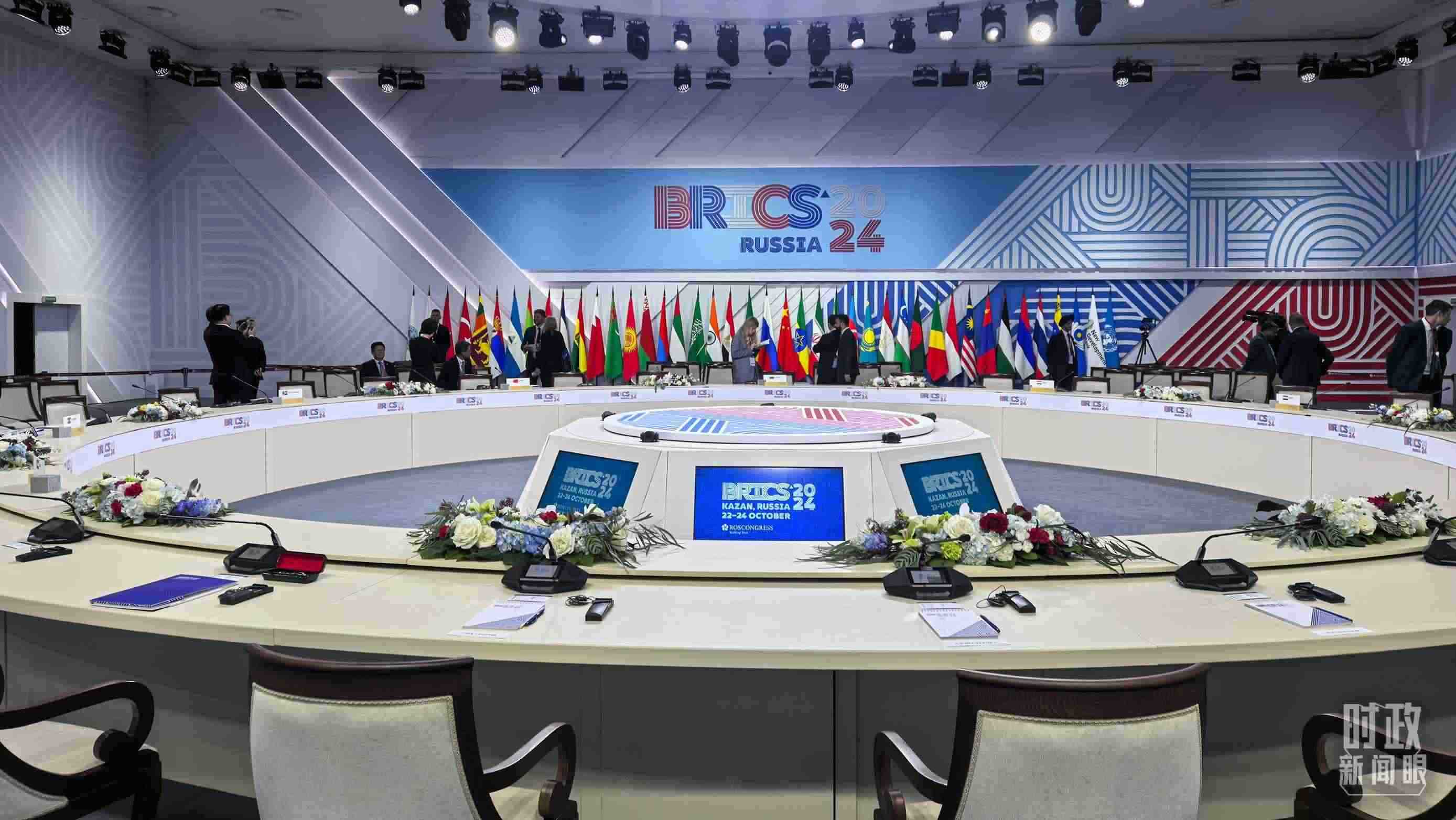 △ 金磚國(guó)家領(lǐng)導(dǎo)人大范圍會(huì)議開(kāi)始前。（總臺(tái)央視記者程鋮拍攝）