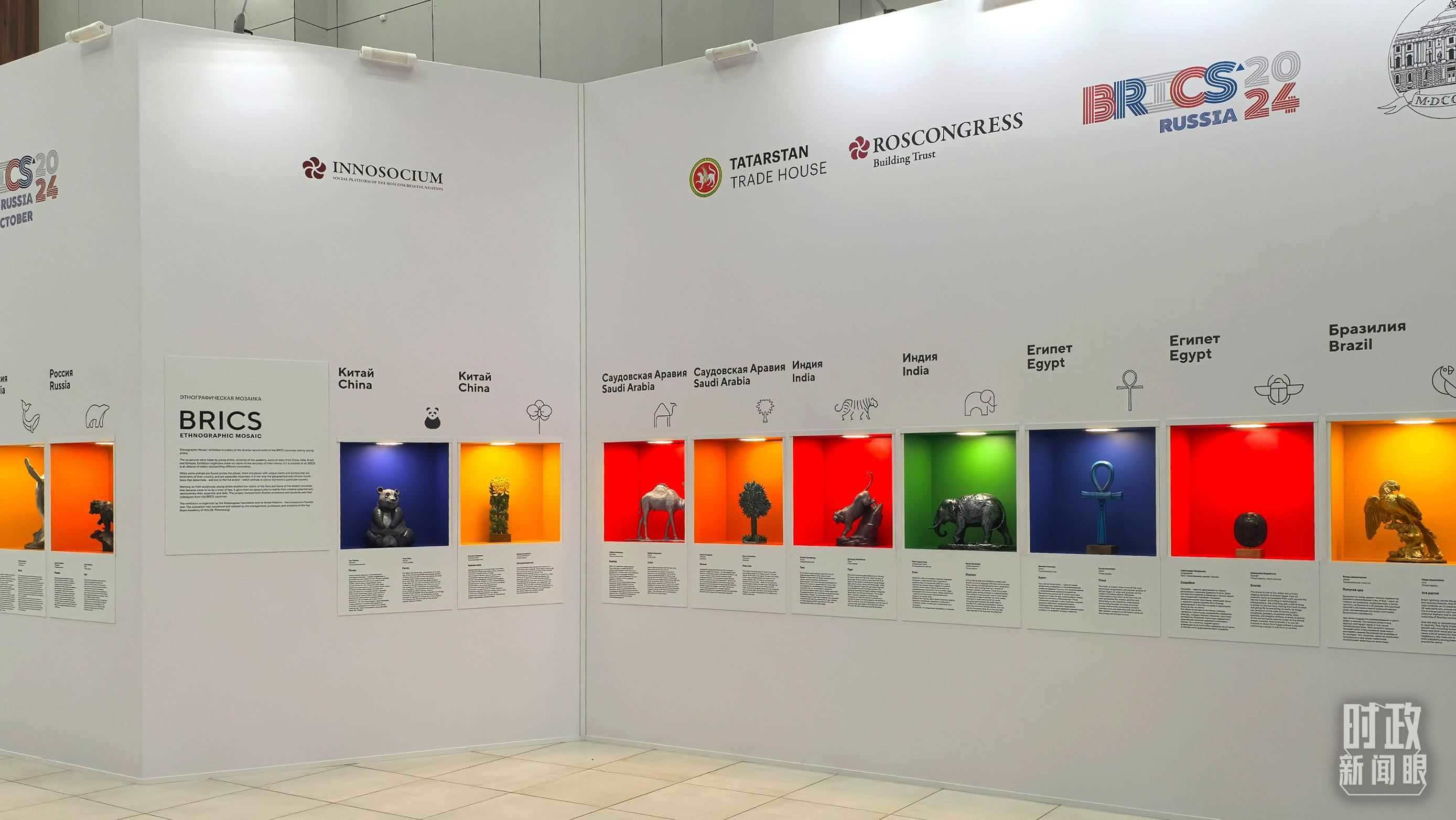 △ 喀山會(huì)展中心內(nèi)展示的金磚國(guó)家工藝品。（總臺(tái)央廣記者潘毅拍攝）