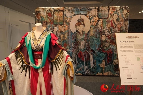 壁畫服飾的實物復刻展示。人民網(wǎng)記者 尚凱元攝