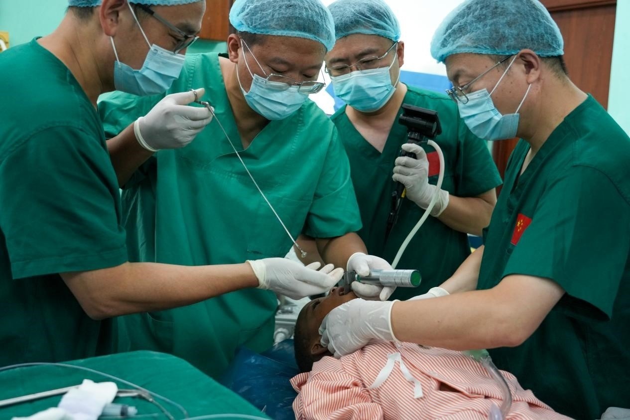 引起患兒窒息的異物被成功取出。中國援桑醫(yī)療隊(duì)供圖