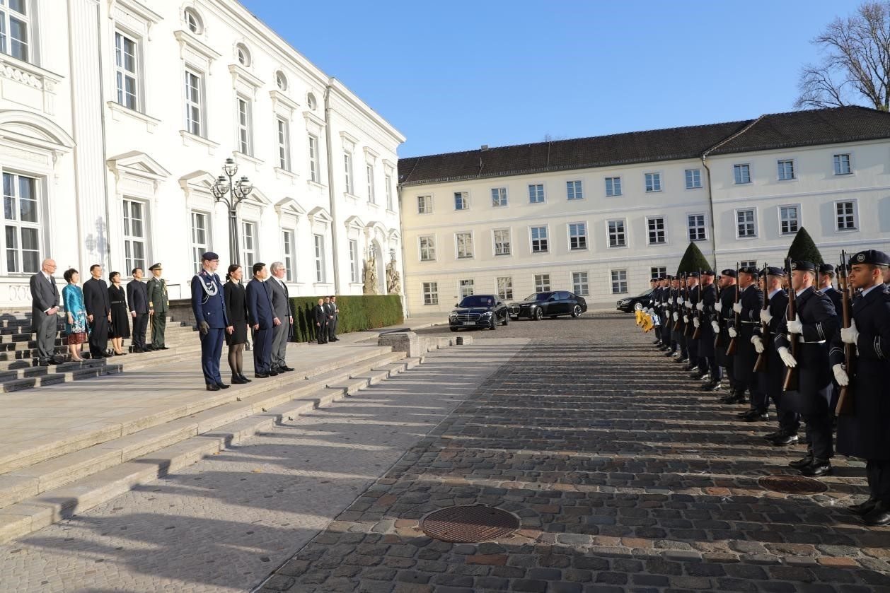 新任中國(guó)駐德國(guó)大使鄧洪波向德國(guó)總統(tǒng)施泰因邁爾遞交國(guó)書。中國(guó)駐德國(guó)大使館供圖