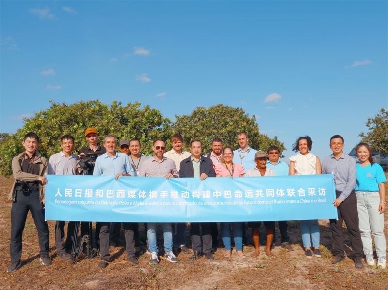 當(dāng)?shù)貢r間10月24日至25日，人民日報(bào)社攜手巴西主流媒體在巴西東北部北里奧格蘭德州開展聯(lián)合采訪，拉開了以“攜手推動構(gòu)建中巴命運(yùn)共同體”為主題的人民日報(bào)和巴西媒體聯(lián)合采訪序幕。圖為參加聯(lián)合采訪的中巴兩國記者與受益于中國企業(yè)扶貧項(xiàng)目的若昂卡馬拉市民眾合影。 人民日報(bào)和巴西媒體聯(lián)合采訪團(tuán)供圖
