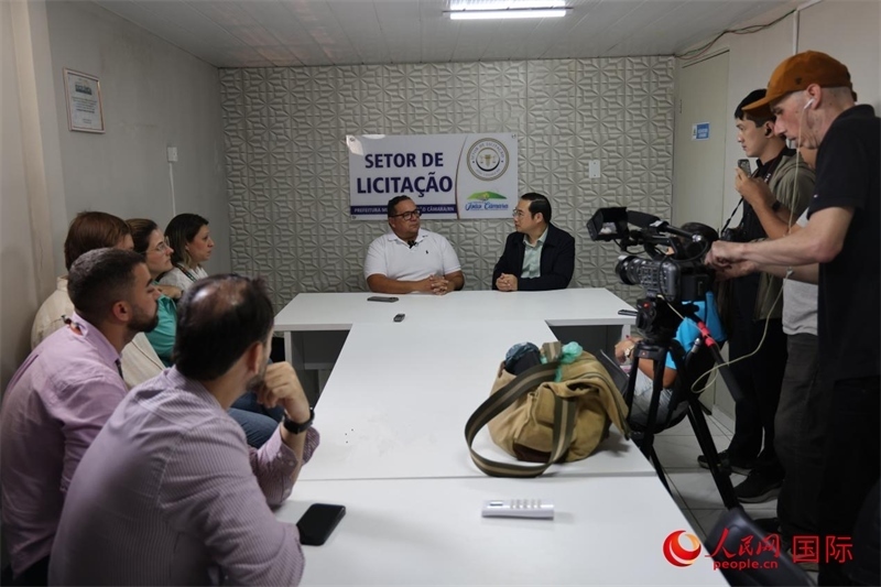 巴西東北部北里奧格蘭德州若昂卡馬拉市市長馬諾埃爾·貝爾納接受聯(lián)合采訪團(tuán)采訪。 人民網(wǎng)記者 時元皓攝