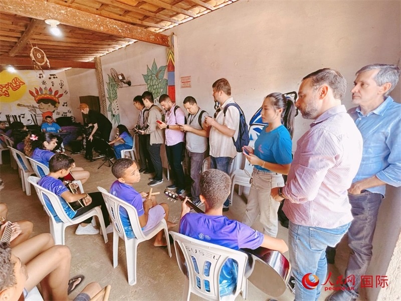  受益于中國企業(yè)的“青少年成長”項(xiàng)目，700多名當(dāng)?shù)厍嗌倌甑囊魳泛妥闱驂粝氩迳狭顺岚?。圖為聯(lián)合采訪團(tuán)正在采訪參加音樂培訓(xùn)的孩子們。 人民網(wǎng)記者 陳一鳴攝