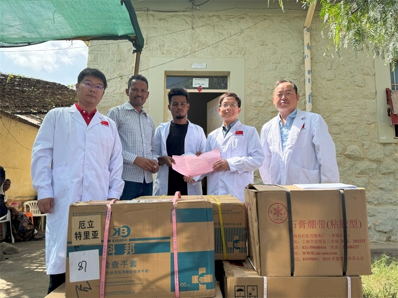 中國醫(yī)療隊向科倫醫(yī)院捐贈藥品和醫(yī)療物資。中國第17批援厄立特里亞醫(yī)療隊供圖