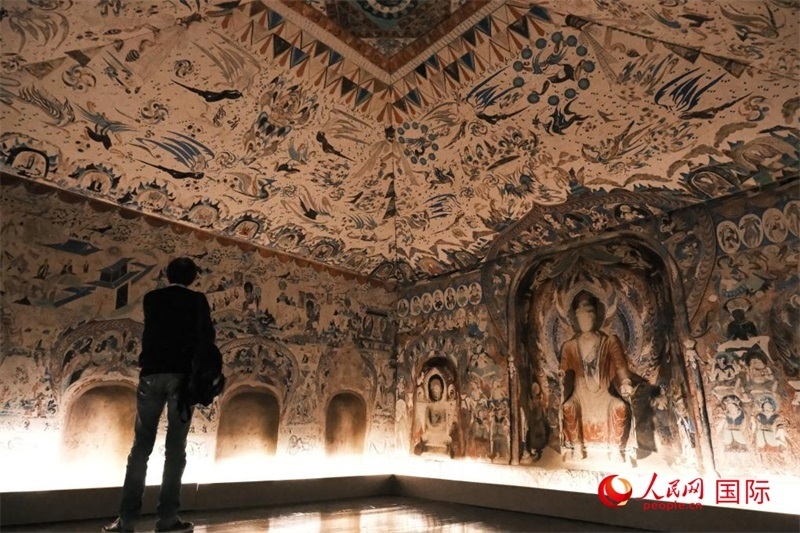 觀眾仿佛置身于數(shù)字復(fù)原的敦煌第285窟。人民網(wǎng)記者 尚凱元攝 