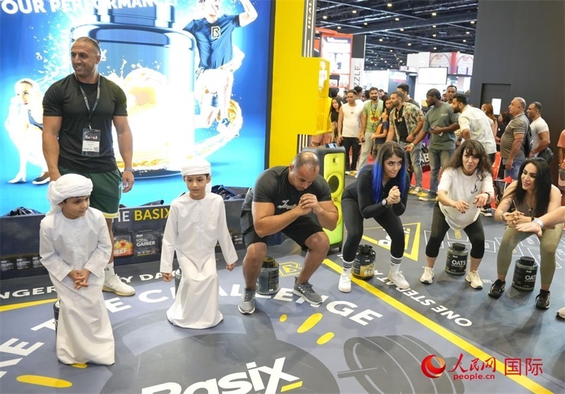 觀眾參加“蹲馬步”比賽。人民網(wǎng)中東中心分社塔里克·易卜拉欣攝