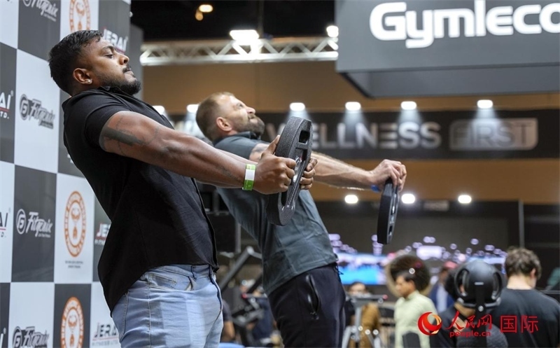 觀眾參加舉重物比賽。人民網(wǎng)中東中心分社塔里克·易卜拉欣攝