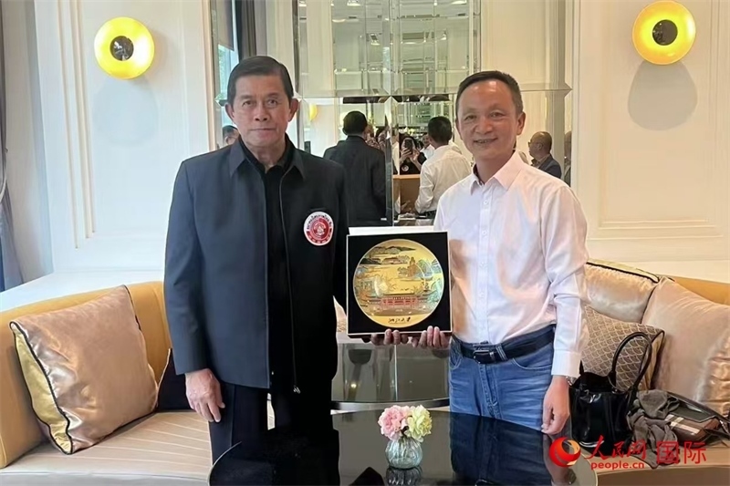 泰中友好協(xié)會會長、泰國前副總理功·塔帕朗西（左一）會見浙大團組一行。人民網(wǎng)記者 簡承淵攝