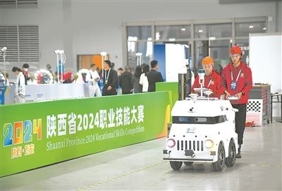 參賽選手在陜西省2024職業(yè)技能大賽新能源汽車(chē)智能化技術(shù)賽項(xiàng)比賽中。新華社記者 張博文攝