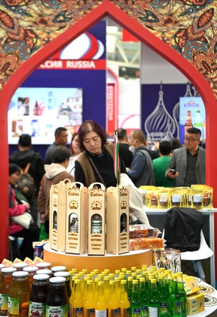 10月25日，觀眾在楊凌農(nóng)高會上合組織國家農(nóng)業(yè)展區(qū)了解農(nóng)產(chǎn)品。新華社記者 鄒競一 攝