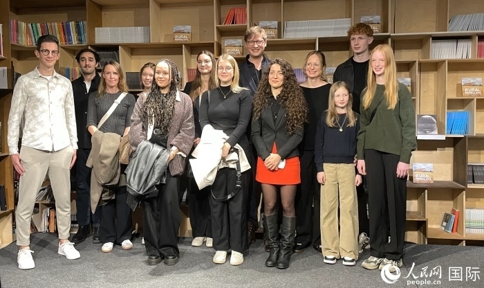 德國(guó)建筑師克里斯托夫·黑塞（右六）和合作者。人民網(wǎng) 鄭蘅夏攝