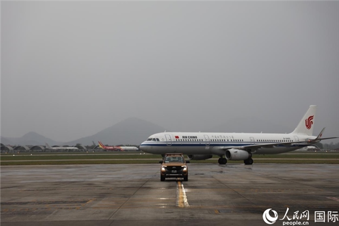國航上?！觾?nèi)首班飛機抵達河內(nèi)內(nèi)排機場。人民網(wǎng)記者 楊曄攝
