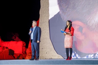 丹尼（左一）在“何以中國·五星出東方”網(wǎng)絡(luò)主題宣傳活動現(xiàn)場演講。人民視頻供圖