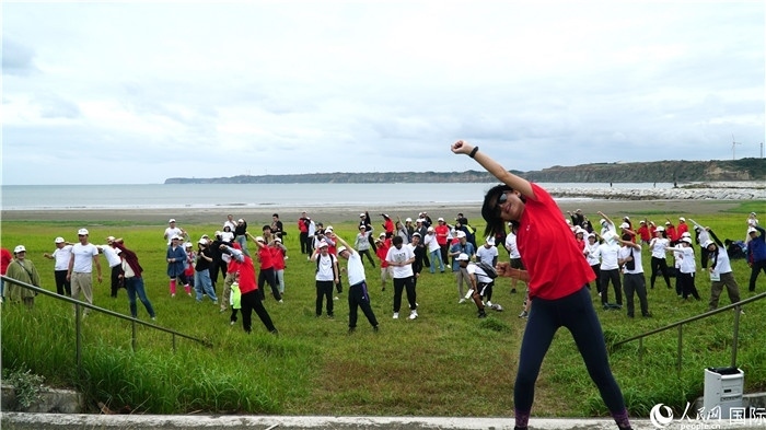 開跑前的熱身運(yùn)動。人民網(wǎng) 蔣曉辰攝