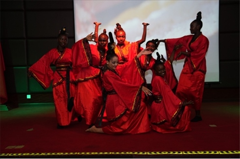 孔子學(xué)院的學(xué)生表演中國舞《昭君出塞》。主辦方供圖