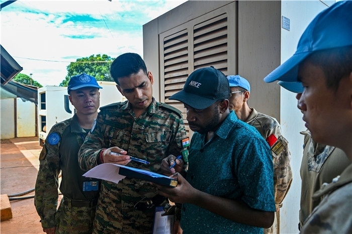 核查發(fā)電設備。鄧原淘攝