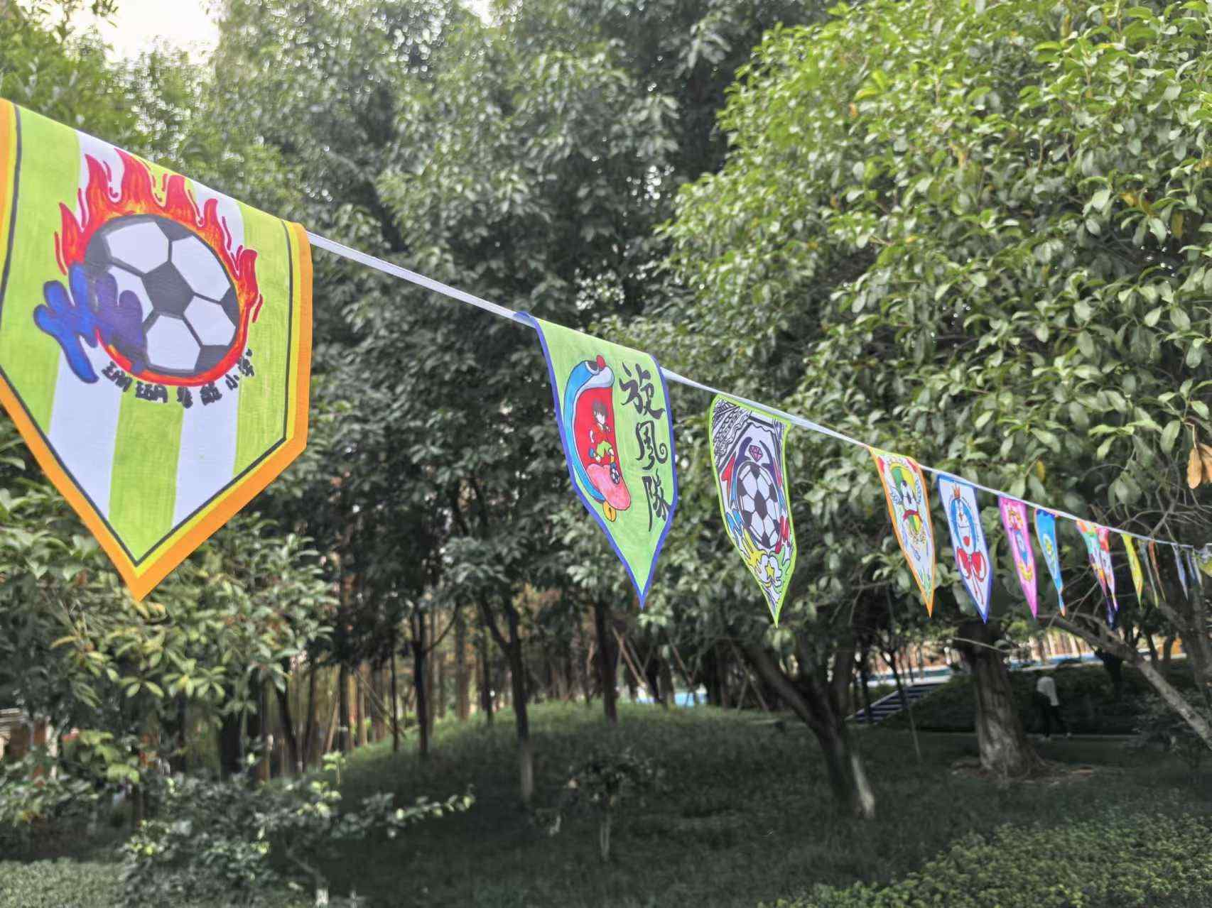 珊瑚魯能小學(xué)學(xué)生們手繪的“班超”隊(duì)徽。 人民網(wǎng)記者 楊磊攝