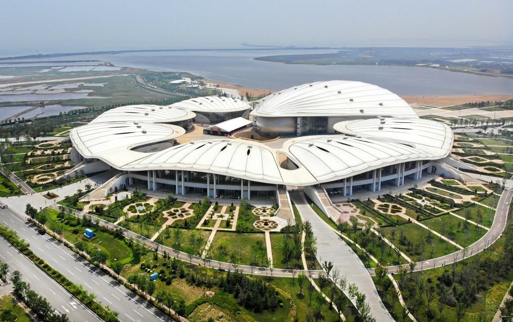 位于中國—上海合作組織地方經(jīng)貿(mào)合作示范區(qū)的青島·上合之珠國際博覽中心（2024年7月18日攝，無人機照片）。新華社記者李紫恒 攝