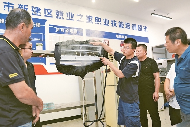 黨的二十屆三中全會(huì)強(qiáng)調(diào)，要健全終身職業(yè)技能培訓(xùn)制度。圖為2024年9月12日一位老師在給學(xué)員進(jìn)行家電清洗技術(shù)培訓(xùn)。 新華社記者 萬(wàn)象/攝