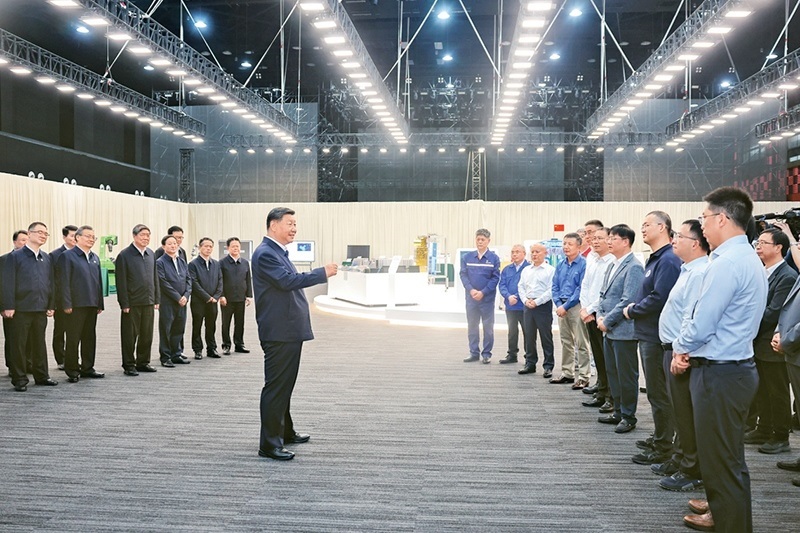 2024年10月17日至18日，中共中央總書記、國家主席、中央軍委主席習(xí)近平在安徽考察。這是17日下午，習(xí)近平在合肥濱湖科學(xué)城考察時(shí)，同現(xiàn)場科研人員和企業(yè)負(fù)責(zé)人親切交流。 新華社記者 鞠鵬/攝