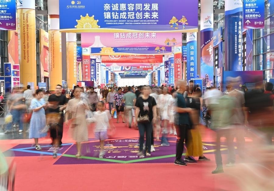 2024年9月28日，觀眾在廣西南寧市舉行的第21屆中國(guó)—東盟博覽會(huì)上參觀。新華社記者 周華 攝