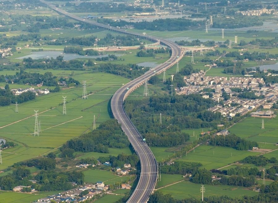 俯瞰四川天府新區(qū)至邛崍高速公路一角（2024年7月2日攝，無人機(jī)照片）。新華社記者 江宏景 攝