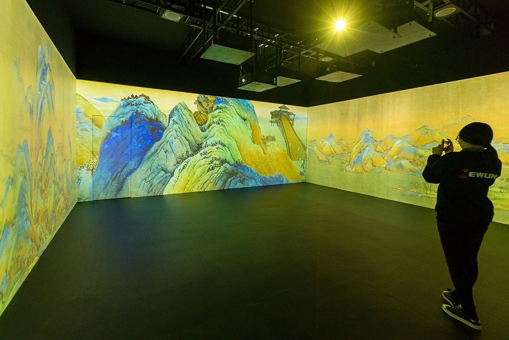 2019年1月29日，上海，市民在“千里江山圖科技藝術(shù)展”上參觀北宋名畫《千里江山圖》的AR全景展示并打卡拍照。