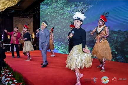 山東濟(jì)寧職業(yè)技術(shù)學(xué)校印尼巴布亞留學(xué)生演唱與大使一起演唱巴布亞傳統(tǒng)歌曲。印尼駐華大使館供圖