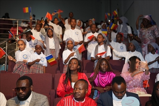 現(xiàn)場(chǎng)觀眾與決賽選手熱情互動(dòng)。中國(guó)石油非洲公司供圖