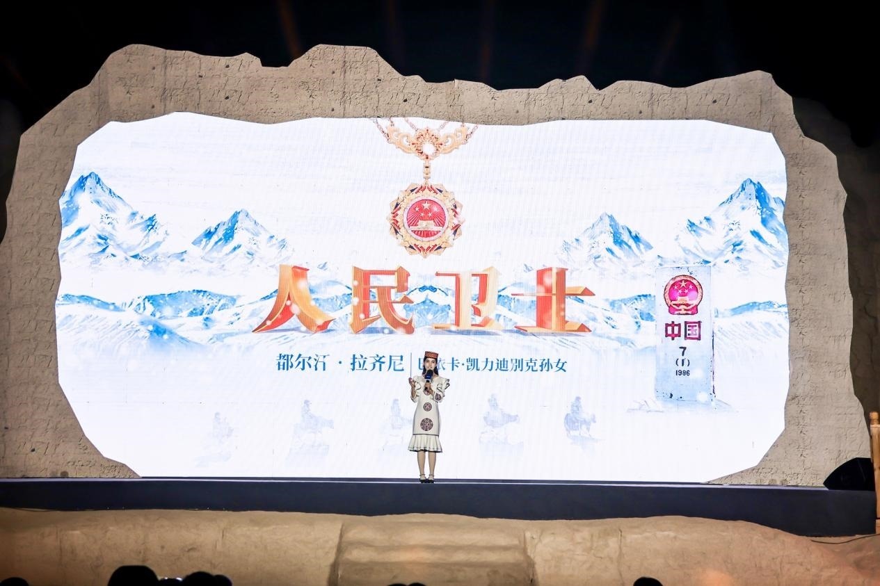 都爾汗·拉齊尼在“何以中國·五星出東方”網(wǎng)絡(luò)主題宣傳活動(dòng)現(xiàn)場演講。人民視頻供圖