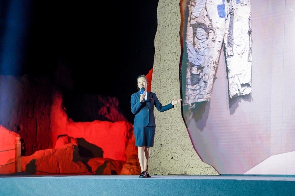 顧晨葉在“何以中國·五星出東方”網(wǎng)絡(luò)主題宣傳活動(dòng)現(xiàn)場演講。人民視頻供圖