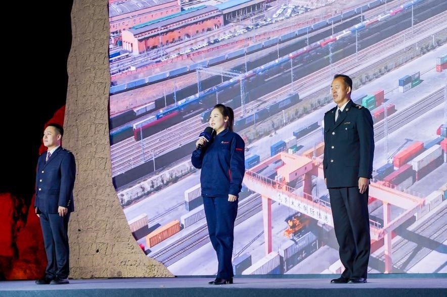 早吾扎?哈力賽（左二）在“何以中國·五星出東方”網(wǎng)絡(luò)主題宣傳活動(dòng)現(xiàn)場演講。人民視頻供圖