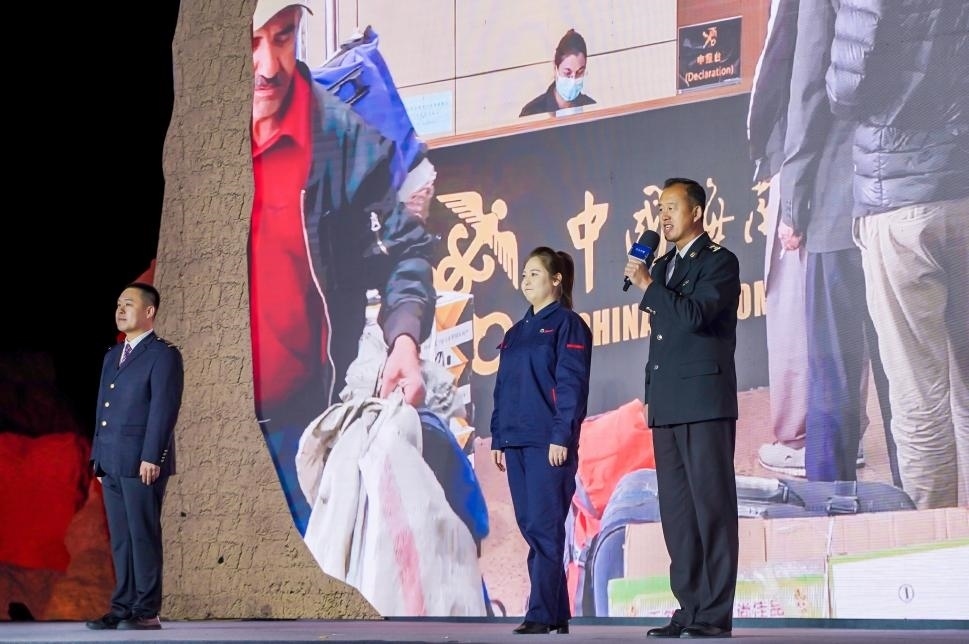 張曉波（右一）在“何以中國·五星出東方”網(wǎng)絡(luò)主題宣傳活動(dòng)現(xiàn)場演講。人民視頻供圖