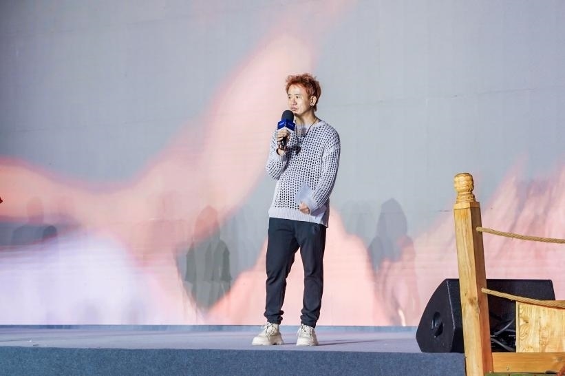 安鐘旭在“何以中國·五星出東方”網(wǎng)絡(luò)主題宣傳活動(dòng)現(xiàn)場演講。人民視頻供圖