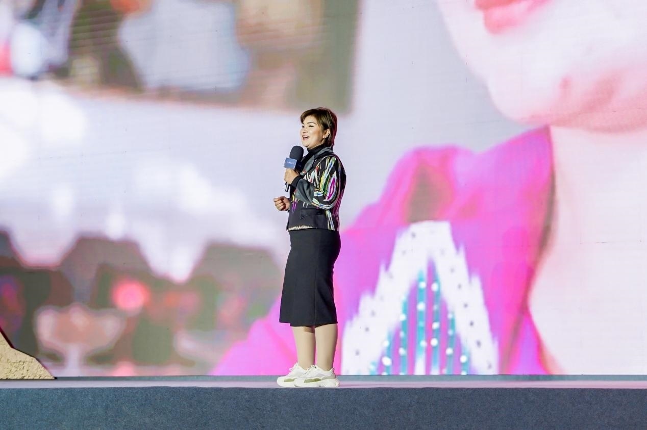 如克亞木·麥提賽地在“何以中國·五星出東方”網(wǎng)絡(luò)主題宣傳活動(dòng)現(xiàn)場演講。人民視頻供圖