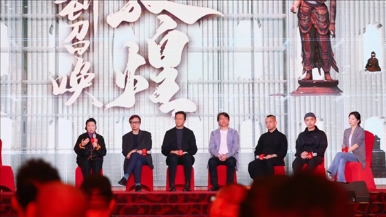 《受到召喚·敦煌》眾主創(chuàng)現(xiàn)場分享創(chuàng)作故事。主辦方供圖